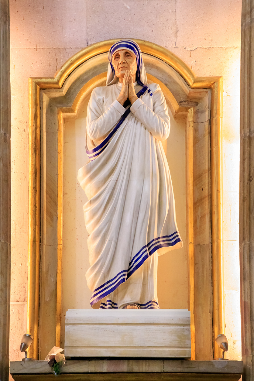 Statue von Mutter Teresa von Calcutta in der Culiacán Kathedrale / iStock/Derechos Protegidos, Esteban David Saavedra Del Rayo Statue von Mutter Teresa von Calcutta in der Culiacán Kathedrale